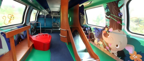 Vagão infantil no trem, com brinquedos para crianças Fonte: http://goo.gl/vLVd4h
